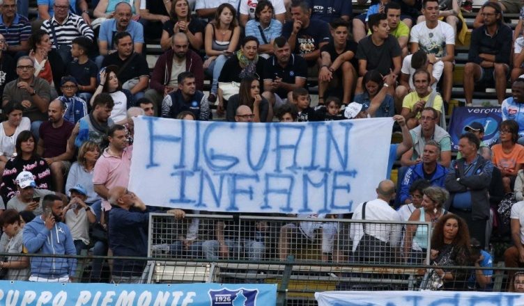striscione contro higuain